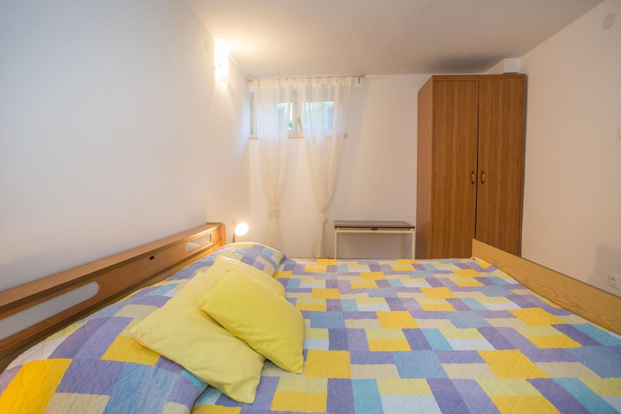 App. Fiorela Hotel Porec Bagian luar foto