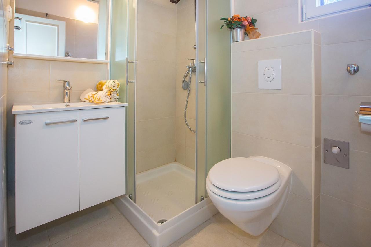 App. Fiorela Hotel Porec Bagian luar foto