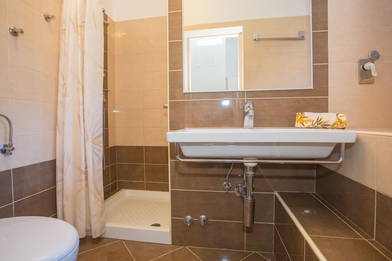 App. Fiorela Hotel Porec Bagian luar foto